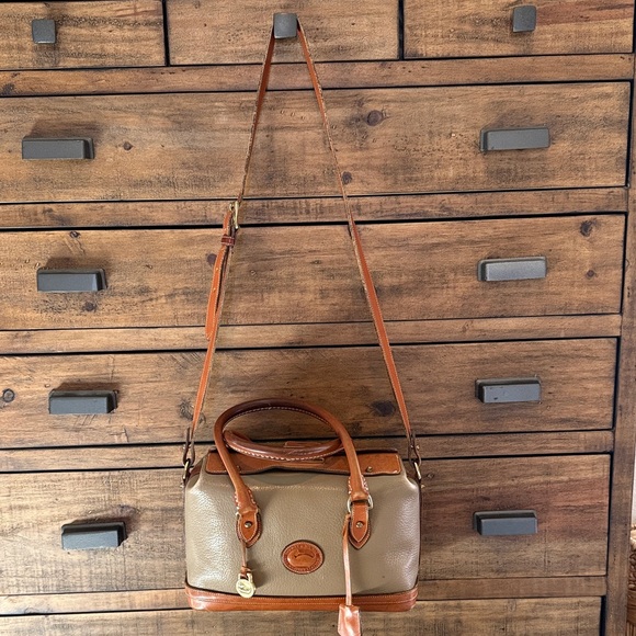 Vintage 1980s Dooney & Bourke Classic Tan and Brown Leather Dr Handbag - Picture 3 of 11